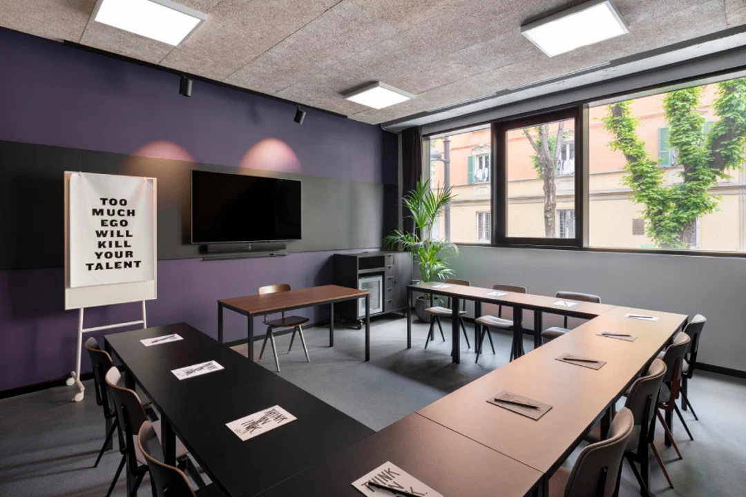 meetingroom-conference-presentation-toomuchegowillkillyourtalent-bologna-image-gallery-900x600